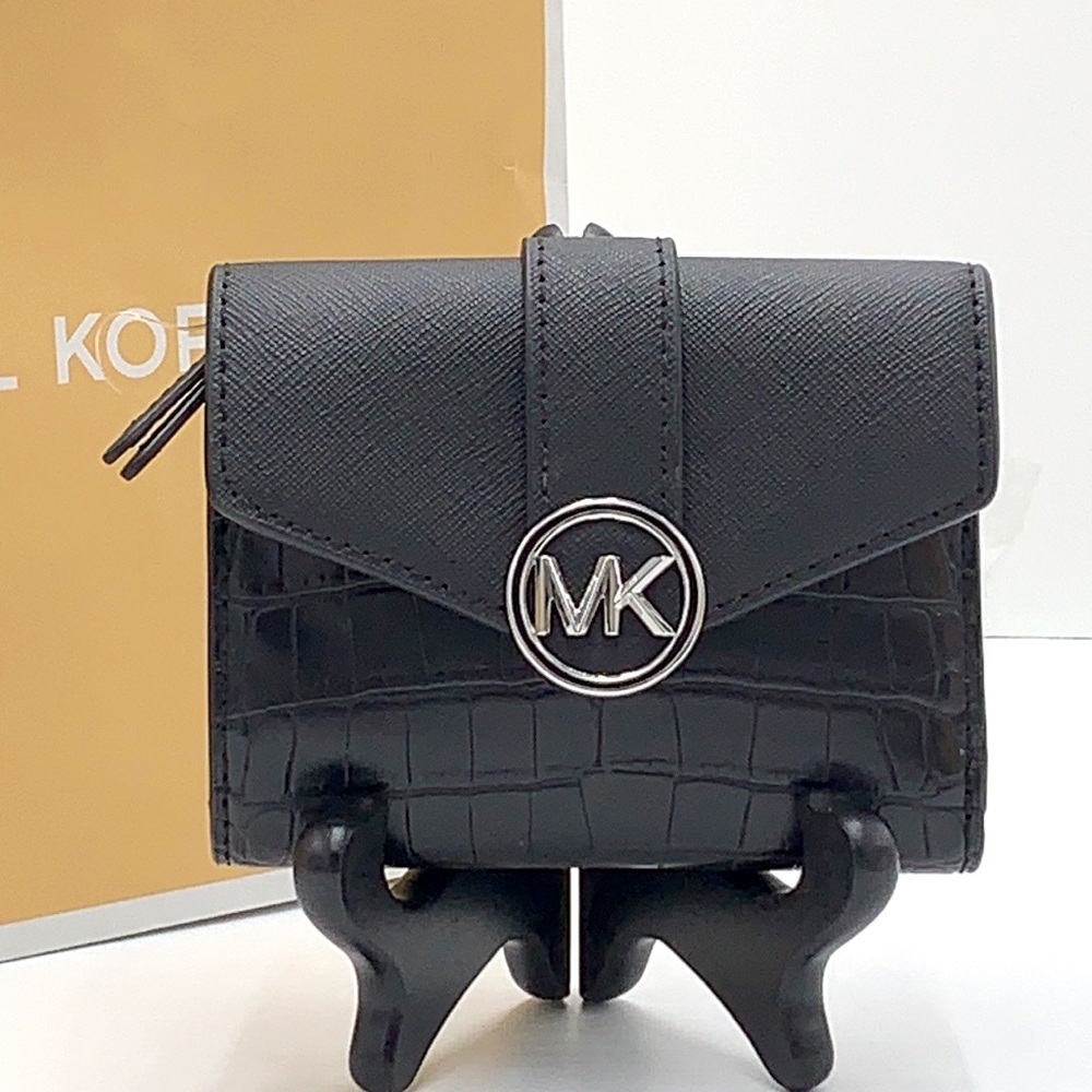 MICHAEL KORS
Carmen Medium Faux Leather Wallet
BLACK COLOR